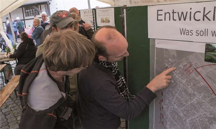 Etwa 100 Bürger beteiligten sich an der Mitmachbörse auf dem Dorfplatz Villiprott zur Vorbereitung der Teilnahme am Landeswettbewerb „Unser Dorf hat Zukunft“. -Jost-