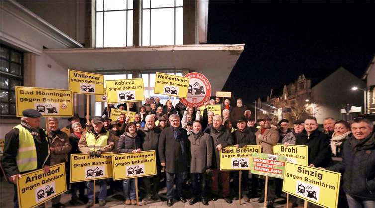 Etwa 100 Demonstranten versammelten sich vor dem Bahnhof in Neuwied.Foto: privat