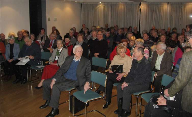 Etwa 100 Interessierte hatten sich eingefunden, um den Ausführungen von Dr. Hans M. Schmidt zu folgen. privat
