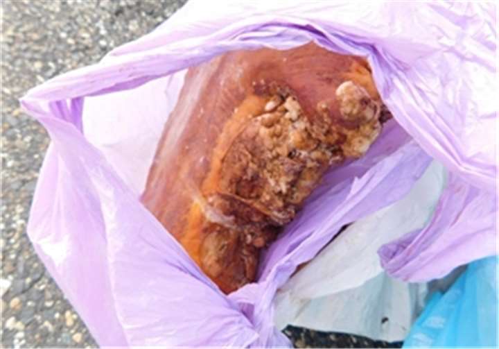 Etwa 100 Kilogramm Frischfleisch wurde mit dem Kleinbus transportiert, welches bereits faul und mit Maden befallen war.