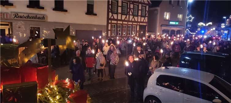 Etwa 100 Pechfackeln hatte der Gewerbeverband an die Teilnehmer der Weihnachtsdo...