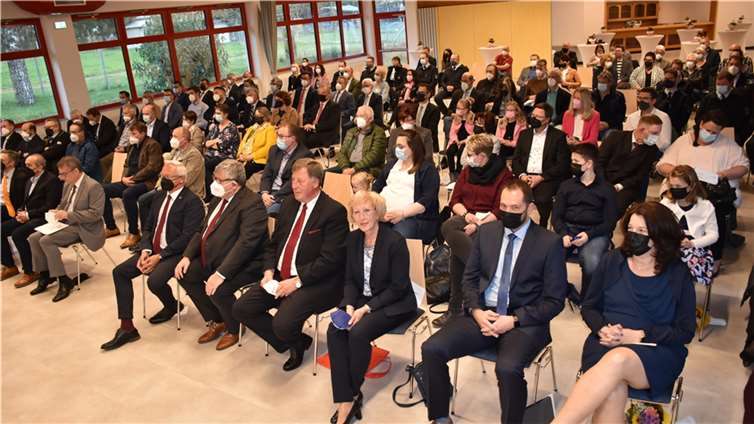 Etwa 100 geladene Gäste kamen zur Abschieds und Willkommensfeier der Dierdorfer VG Bürgermeister. Fotos: HEP