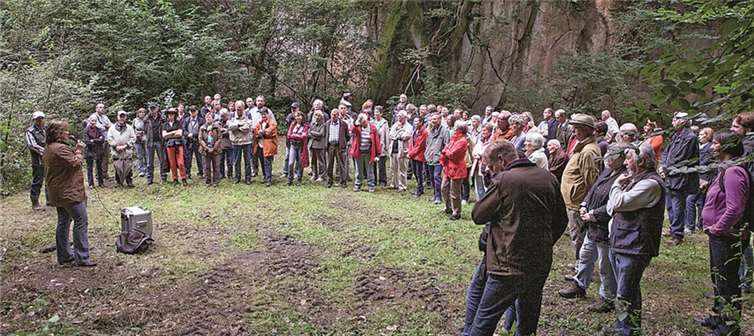 Etwa 100 interessierte lauschten den Ausführungen von Dr. Barbara Hausmanns (l.) bei ihrer Führung durch den Domsteinbruch in Berkum. VJ