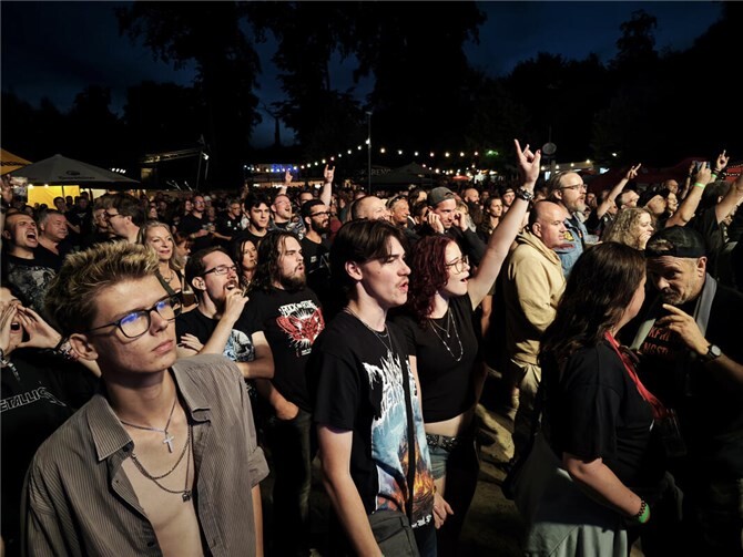 Etwa 1000 Besucher kamen am Freitag zum Auftakt von Rock the Forest in Rengsdorf.