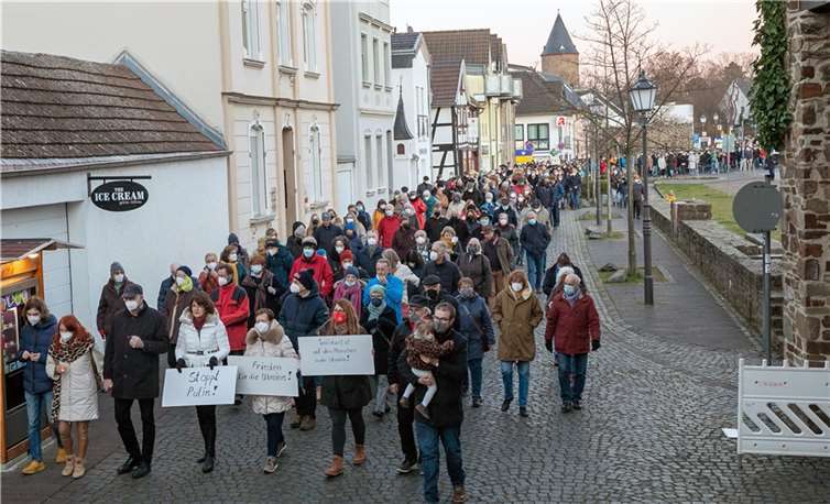 Etwa 1000 Menschen beteiligten sich am Montagabend in Rheinbach am Schweigemarsch für den Frieden in der Ukraine: „Unsere Sorge gilt den Menschen in der Ukraine, die unter diesem Krieg leiden müssen.“ Foto: JOST