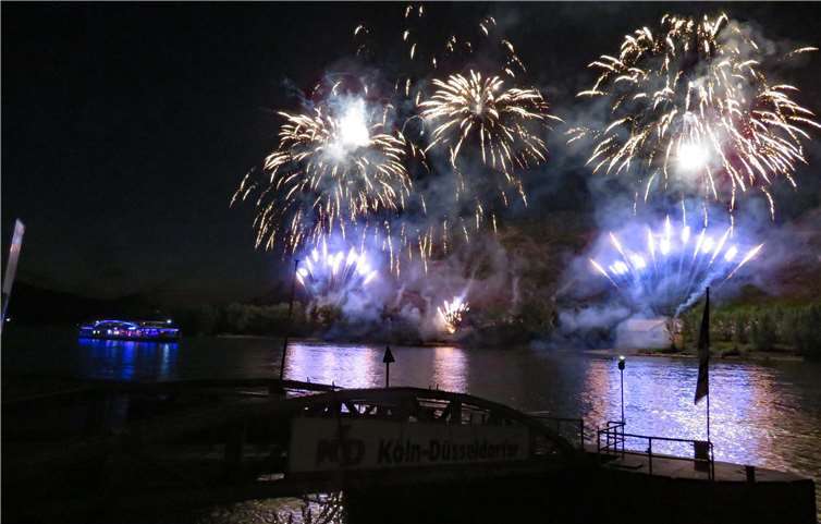 „Fest der 1000 Lichter“ erwies sich zum 52. Mal als Publikumsmagnet Etwa 15 Minuten zog das musikalisch untermalte Höhenfeuerwerk die Menschen in seinen Bann. Fotos: MKA