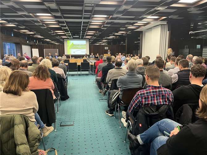 Etwa 150 Bürgermeisterinnen und Bürgermeister des Westerwaldkreises versammelten sich zum Informationsaustausch. Foto: Kreisverwaltung / Nicole Chemnitz