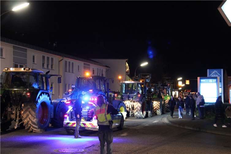 Etwa 150 Fahrzeuge machten mit.  Fotos: GS