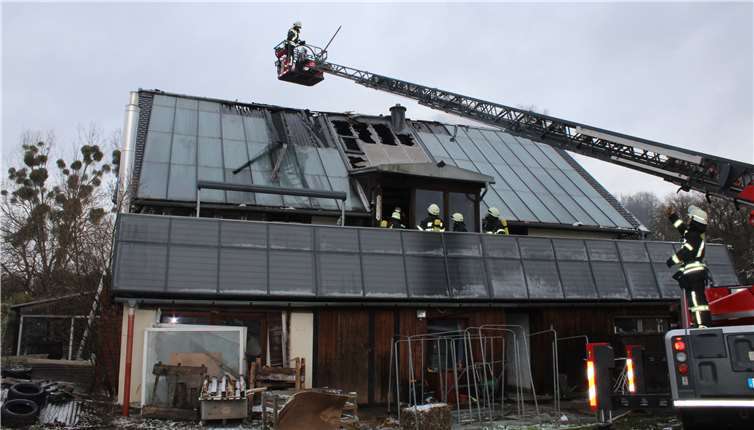 Etwa 150 Feuerwehrleute waren zur Brandbekämpfung im Einsatz.