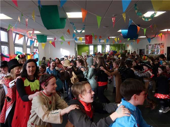 Etwa 150 Fünft- und Sechstklässler des Städtischen Gymnasiums Rheinbach feierten unmittelbar vor Weiberfastnacht gut gelaunt, ausgelassen und fröhlich eine knallbunte Karnevalsparty nach dem Motto „Jeck am SGR“. Foto: Claudia Spittel