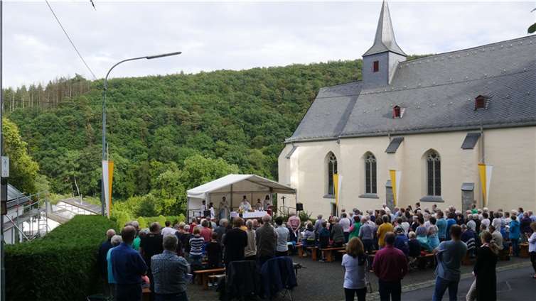 Etwa 150 Gläubige versammelten sich an der Wallfahrtskirche von Wirzenborn.  Foto: privat