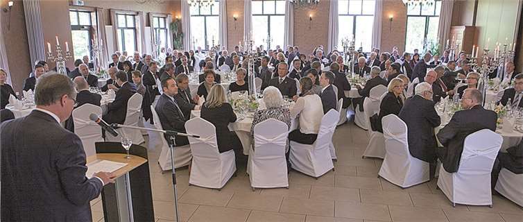 Etwa 150 Wegbegleiter verabschiedeten den Vorstand Sprecher der Raiffeisenbank Rheinbach Voreifel eG, Heinz Haubrichs, im Waldhotel Rheinbach.