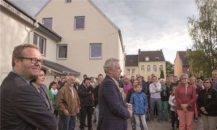 Etwa 150 Wormersdorfer ließen sich die Gelegenheit nicht entgehen, die neue Flüchtlingsunterkunft in Wormersdorf im ehemaligen „Haus Herzig“ kurz vor der offiziellen Indienststellung zu besichtigen.JOST