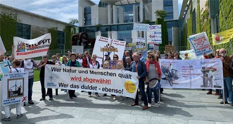 Etwa 1.500 Menschen zogen vom Kanzleramt zum Brandenburger Tor.Fotos: privat