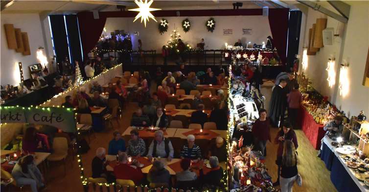 Etwa 20 Stände waren rund um das Markt-Café angesiedelt. Fotos: HEP