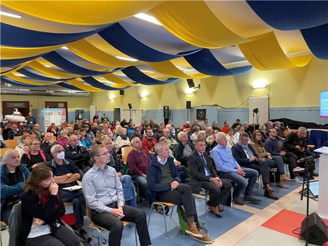 Etwa 200 Einwohner kamen in den Helenensaal.