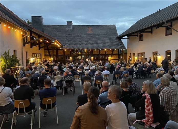 Etwa 200 Gäste genossen den lauen Sommerabend mit guter Musik und super Stimmung im Köllenhof.  Foto: : Gemeinde Wachtberg/ml