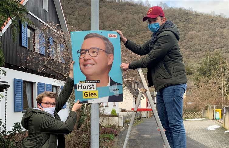 Etwa 200 Plakate brachten die Ehrenamtler an. Foto: privat