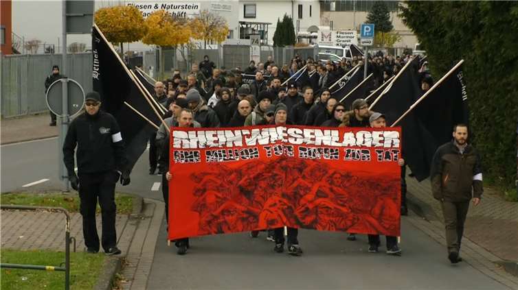 Etwa 200 Rechtsextreme haben in Remagen wieder einen Gedenkmarsch veranstaltet.Fotos: CF