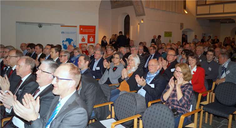 Etwa 250 Gäste quittierten im Pater-Martin-Saal dieAusführungen des Gastredners mit langanhaltendem Applaus.