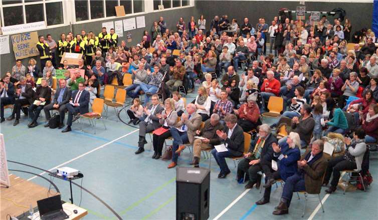 Etwa 250 Menschen waren am vergangenen Freitag nach Lieg in die Hunsrückhalle gekommen, um gegen die geplante Schließung mehrerer Zwergschulen im Land zu protestieren.