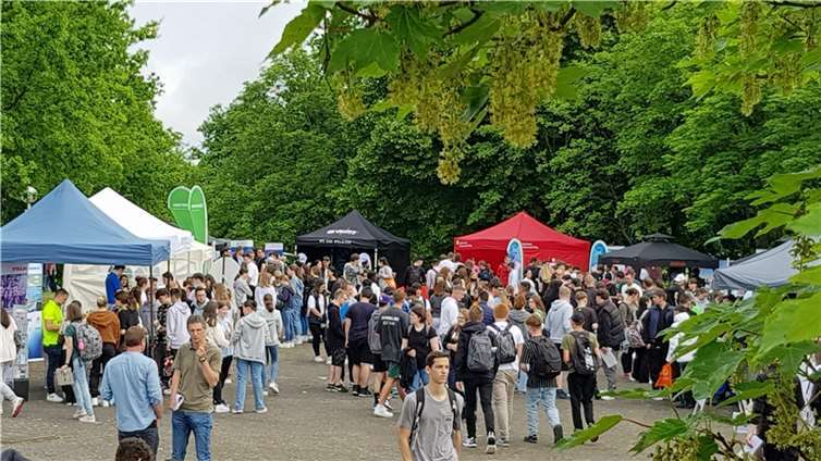 Etwa 30 Aussteller aus einem breiten Branchenmix freuten sich, „live und in Farbe“ um die Fachkräfte von morgen werben zu können. Sie trafen auf ein großes Publikum mit mehr als 500 Schüler*innen. Foto: Agentur für Arbeit Montabaur