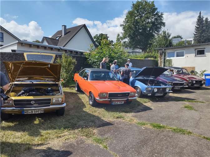 Etwa 30 Fahrzeuge aus ganz Deutschland und sogar aus den Niederlanden sowie der Schweiz konnten bewundert werden. Foto: privat