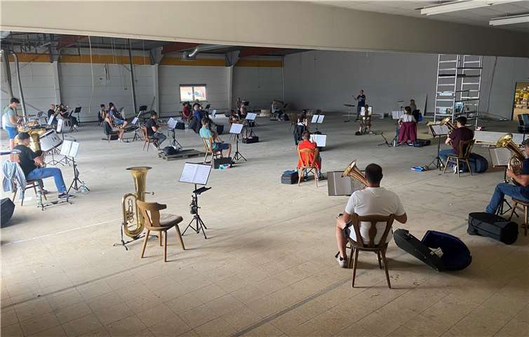 Etwa 30 Musiker trafen sich nun zu einer gemeinsamen Probestunde. Foto: privat