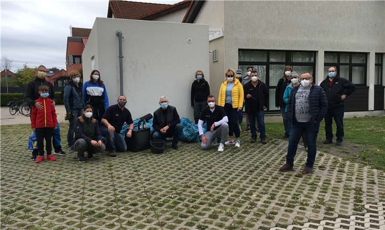 Etwa 30 Personen waren in Merl unterwegs, um die Umgebung von Müll und Unrat zu befreien. Foto: privat