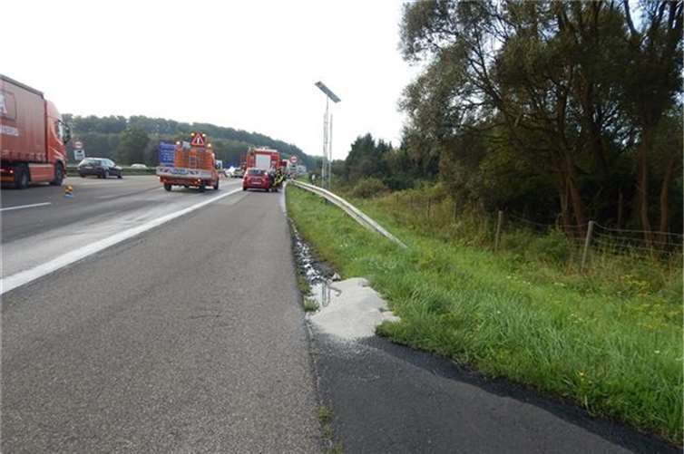 Etwa 300 Liter Diesel wurden auf der Fahrbahn und dem angrenzenden Graben verteilt.