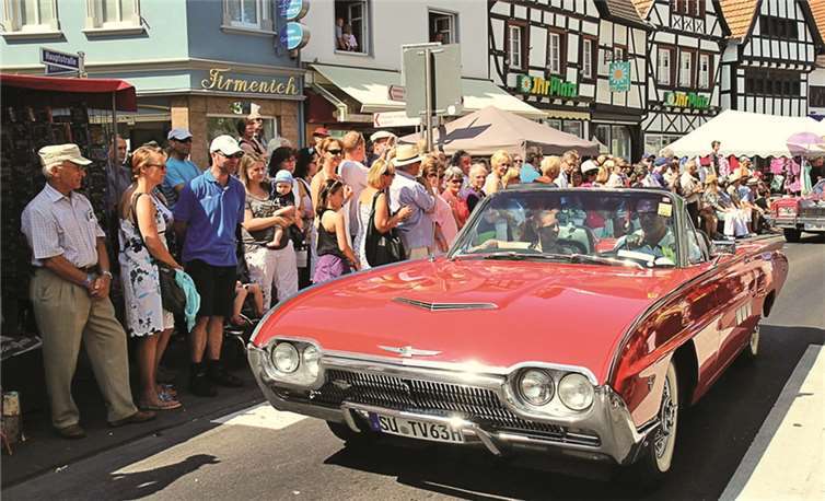 Etwa 300 Oldtimer fahren am Sonntag beim Korso durch Rheinbachs Innenstadt.