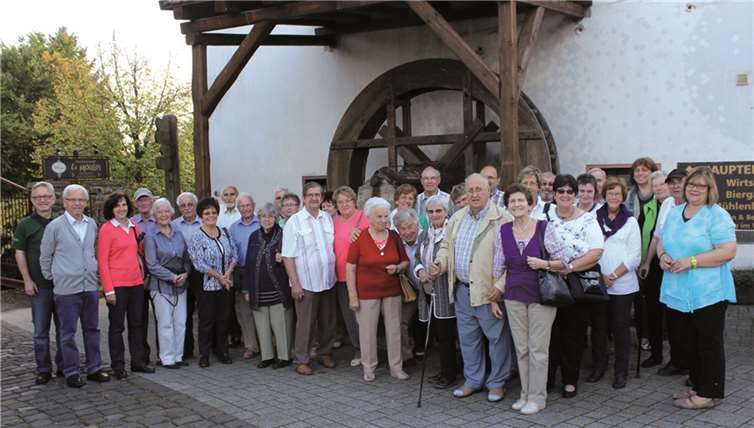Etwa 35 Sängerinnen und Sänger nebst Angehörigen und Freunden vor einem ehemaligen unterschlächtigen Wasserrad der Birgeler Mühle.Privat