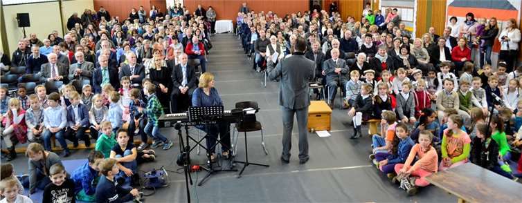 Etwa 350 Gäste waren in die Turnhalle gekommen, um das 50-jährige Bestehen des Weitersburger Schulgebäudes zu feiern. -HEP-