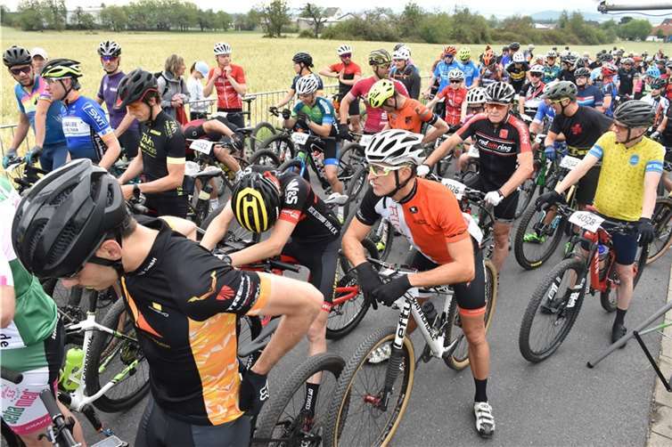 Etwa 400 Sportler nahmen am zweiten Laacher See MTB Marathon in Nickenich teil.  Fotos: HEP