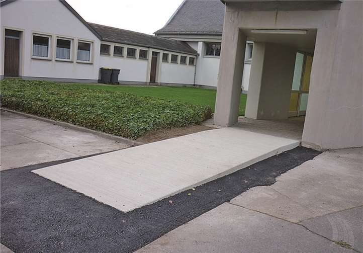 Etwa 4000 Euro hat der behindertengerechte Zugang an der der Kirche in Nörtershausen gekostet.privat
