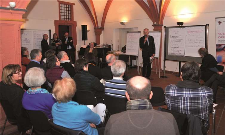 Etwa 50 Bürgerinnen und Bürger kamen im Historischen Rathaus zusammen, um die Arbeit in den Projektgruppen, die im Rahmen der Ehrenamtsinitiative „Ich bin dabei“ gegründet worden waren, zu vertiefen und auszubauen. Stadt Andernach/Maurer