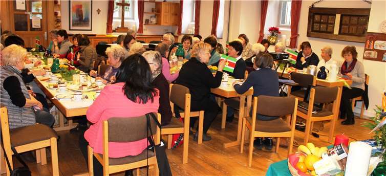 Etwa 50 Frauen trafen sich zum gemeinsamen Kaffeetrinken.