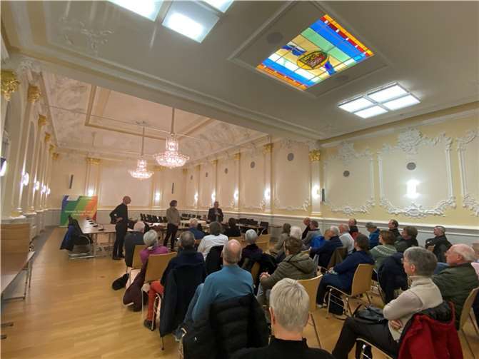 Etwa 50 Interessierte folgten der Einladung ins Rathaus.  Foto: privat
