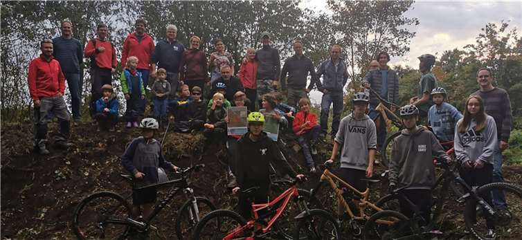 Etwa 50 Kinder, Jugendliche und Erwachsene trafen sich auf dem Gelände des neuen „Platz der Jugend“.  Foto:privat