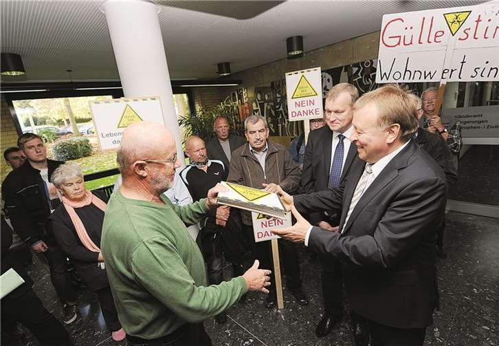 Etwa 50 Mitglieder der „Bürgerinitiative gegen industrielles Güllelager und Massentierhaltung in Wohnortnähe“ um ihren Vorsitzenden Reinhold Hermann überreichten jetzt im Foyer der Kreisverwaltung eine Liste mit genau 1111 Unterschriften an Landrat Dr. Jürgen Pföhler.FIX