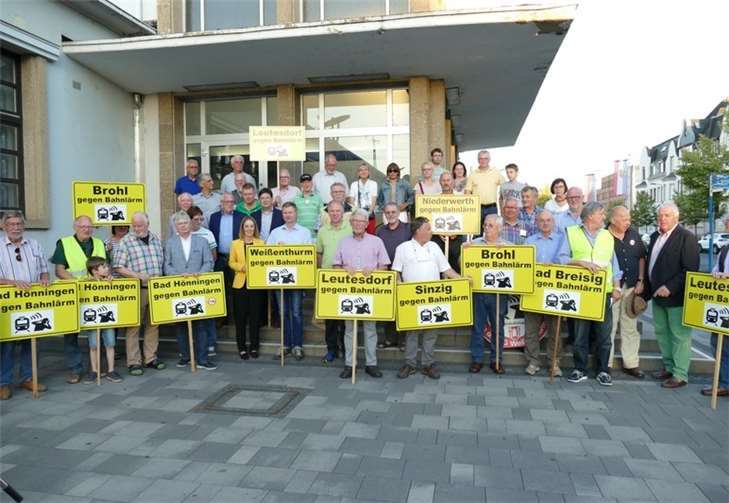 Nachhaltiger und überzeugender Einsatz für Betroffene  Etwa 50 Personen aus fast allen betroffenen Kommunen des unteren Mittelrheintals waren zu der Dienstags-Demo gekommen.  privat