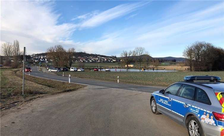 Etwa 50 bis 60 Personen hatten sich auf den beiden Eisflächen an den Thürer Wiesen aufgehalten. Fotos: Polizei