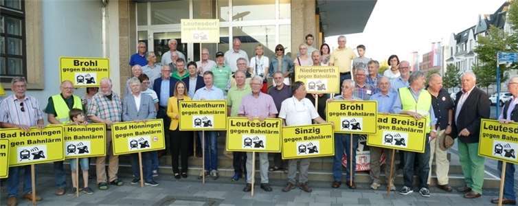 Etwa 50 vom Bahnlärm betroffene Bürgerinnen und Bürger aus fast allen Kommunen des Unteren Mittelrheintals hatten sich am Bahnhof Neuwied eingefunden. privat