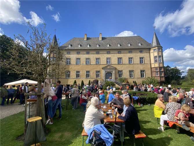 Etwa 500 Bürgerinnen und Bürger erfreuten sich am abwechslungsreichen Programm.  Fotos: privat