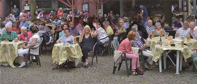 Etwa 500 Gäste kamen auf den Marktplatz und amüsierten sich prächtig.-AB-