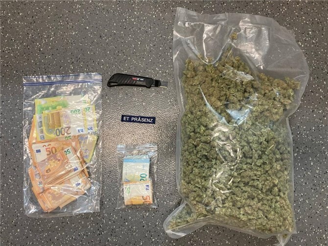 Etwa 500 Gramm Cannabis aus dem Smart und mutmaßliches Dealgeld. 