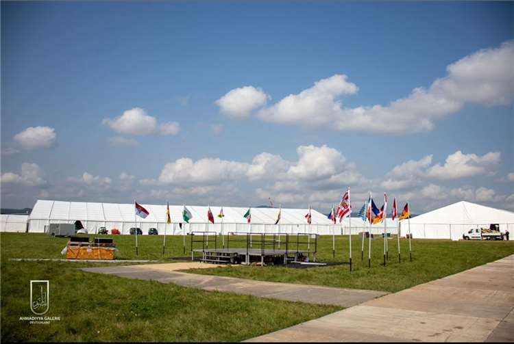 Mendig: 50.000 Muslime zu Treffen der Ahmadiyya erwartet Etwa 50.000 Muslime werden zur Jahreshauptversammlung der Ahmadiyya Muslim Jamaat auf dem Flugplatz in Mendig erwartet. Foto: Ahmadiyya Muslim Jamaat Deutschland
