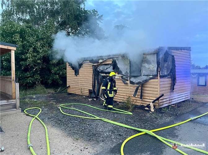 Etwa 52 Einsatzkräfte der umliegenden Feuerwehren waren an den Löscharbeiten beteiligt.