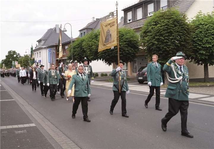 Etwa 550 Jung- und Altschützen waren beim Festumzug dabei. Privat