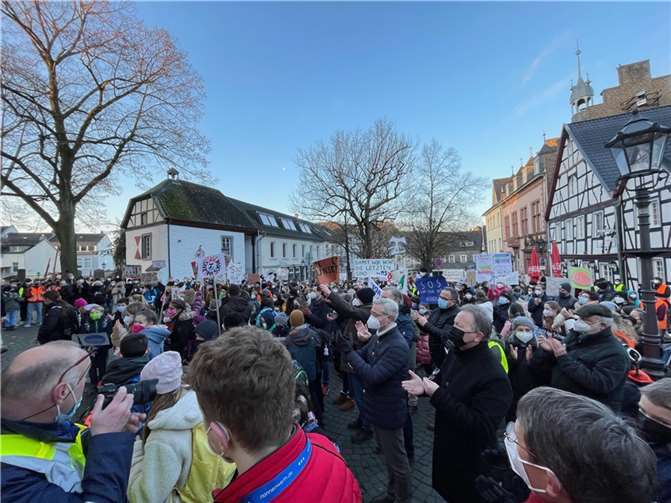 Etwa 600 Teilnehmerinnen und Teilnehmer kamen zur Demo in Bad Honnef.  Foto: Privat